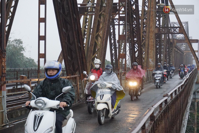 Hà Nội mưa phùn, các tuyến đường thông thoáng trong ngày đi làm đầu tiên của năm mới Mậu Tuất